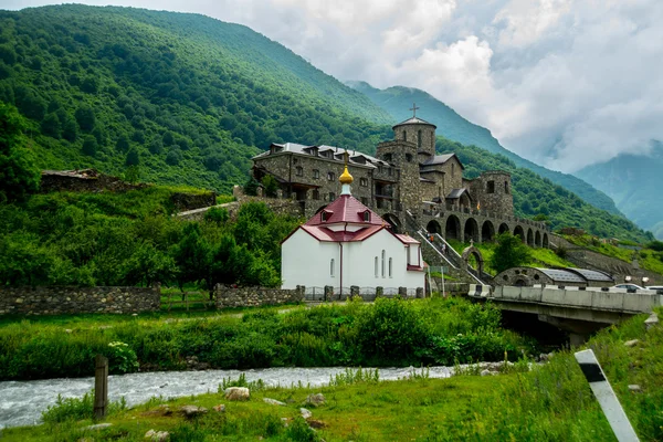 Klasztor z kamienia, stary kościół w górach. Caucasus.Russia. — Zdjęcie stockowe