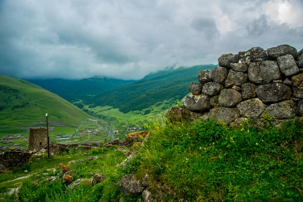 Gebirgslandschaft aus Bergen pass.Fragmente zerbrochener Steinmauern und .the caucasus.russia. — Stockfoto