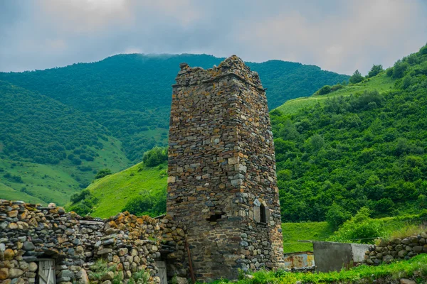 De oude steen van de verwoeste toren en een fragment van muur. Caucasus... Rusland. — Stockfoto