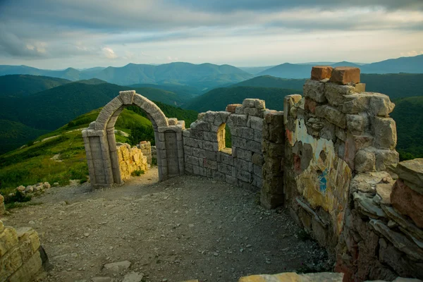 Una fortaleza sobre un fondo de montañas, donde descarga la película Storm Gates. Gelendzhik district.Russia . —  Fotos de Stock