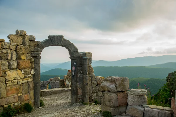 Ένα φρούριο σε φόντο των βουνών, όπου αυτός κατεβάσετε ταινία θύελλα πύλες. Γκελεντζίκ περιοχή. Ρωσία. — Φωτογραφία Αρχείου