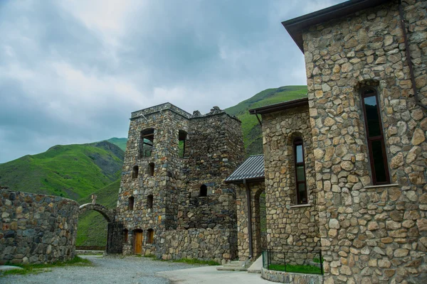 O mosteiro de pedra, uma antiga Igreja nas montanhas. Cáucaso. Rússia . — Fotografia de Stock