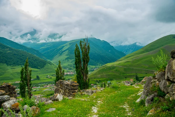 Βουνά τοπίο από βουνά πέρασμα. Θραύσματα του γκρεμίστηκε πέτρινους τοίχους και. Το Caucasus.Russia. — Φωτογραφία Αρχείου