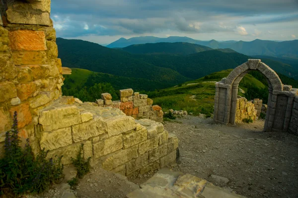 Twierdza na tle gór, gdzie on pobrać film wrota burza. Gelendzhik dzielnicy. Rosja. — Zdjęcie stockowe