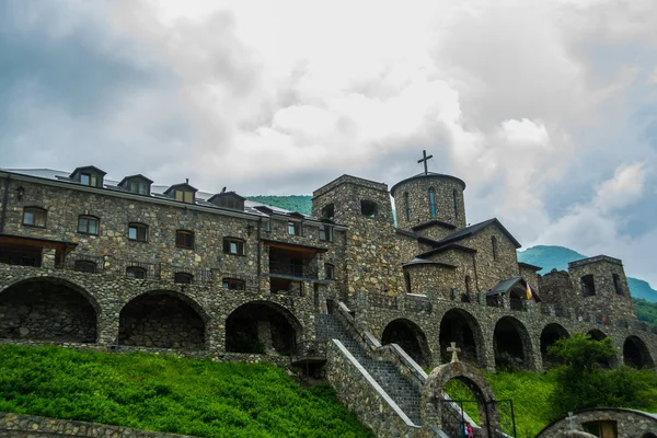Das steinerne Kloster, eine alte Kirche in den Bergen. Kaukasus.russland. — Stockfoto