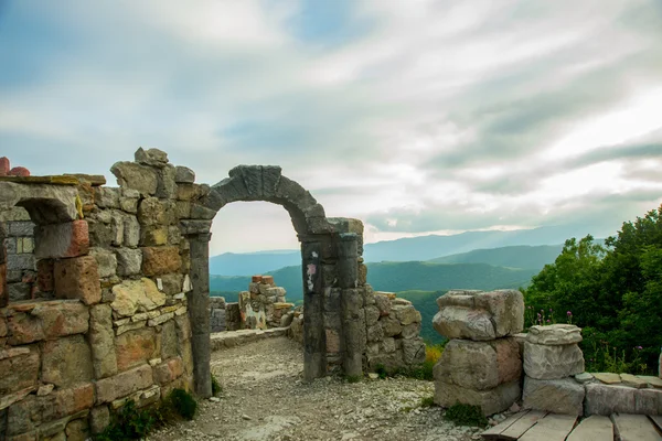 Una fortaleza sobre un fondo de montañas, donde descarga la película Storm Gates. Gelendzhik district.Russia . —  Fotos de Stock