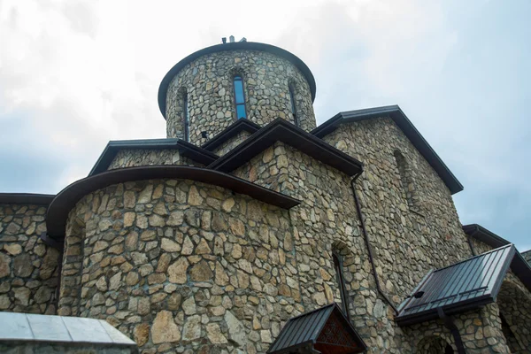 O mosteiro de pedra, uma antiga Igreja nas montanhas. Cáucaso. Rússia . — Fotografia de Stock