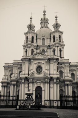 Siyah beyaz fotoğraf. St. Petersburg,Russia.The tapınağında bulutlu havalarda Smolny katedral beyaz sütun ve dekor ile mavi.