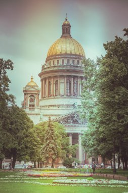 Yeşil ağaçlar arka plan üzerinde onun altın kubbesi ile St. Isaac's Cathedral.
