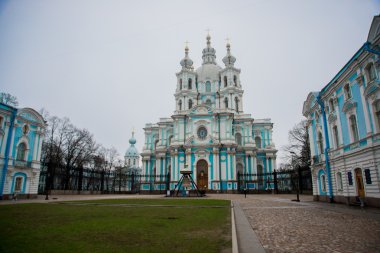 St. Petersburg,Russia.The tapınağında bulutlu havalarda Smolny katedral beyaz sütun ve dekor ile mavi.