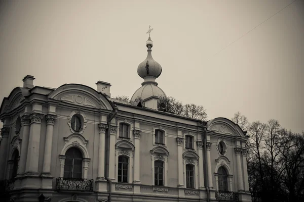 Fotografia in bianco e nero. Cattedrale di Smolny in tempo coperto a San Pietroburgo, Russia.Il tempio è blu con colonne bianche e decorazioni . — Foto Stock