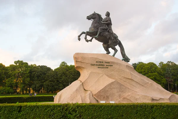 El Jinete de Bronce, literalmente en ruso: Jinete de cobre, es una estatua ecuestre de Pedro el Grande en San Petersburgo, Rusia . — Foto de Stock