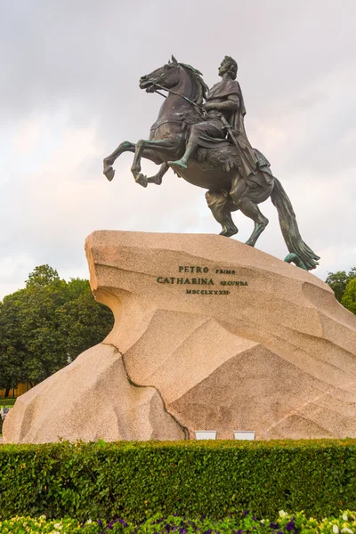El Jinete de Bronce, literalmente en ruso: Jinete de cobre, es una estatua ecuestre de Pedro el Grande en San Petersburgo, Rusia . — Foto de Stock