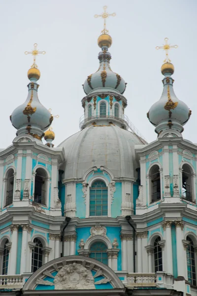 Smolny katedry w pochmurny pogoda w St. Petersburg,Russia.The świątyni jest niebieski z białym kolumn i wystrój. — Zdjęcie stockowe