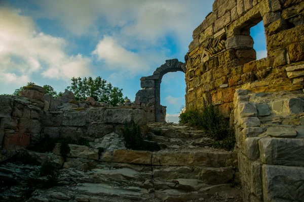 Una fortaleza sobre un fondo de montañas, donde descarga la película Storm Gates. Gelendzhik district.Russia . —  Fotos de Stock