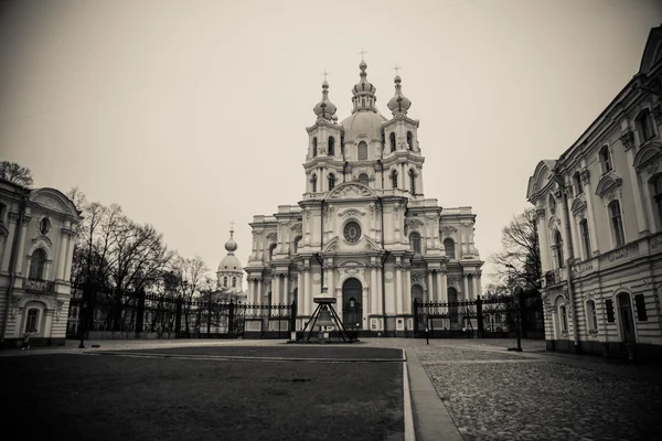 Zwart-wit fotografie. Smolny kathedraal in bewolkt weer in St. Petersburg,Russia.The tempel is blauw met witte kolommen en decor. — Stockfoto