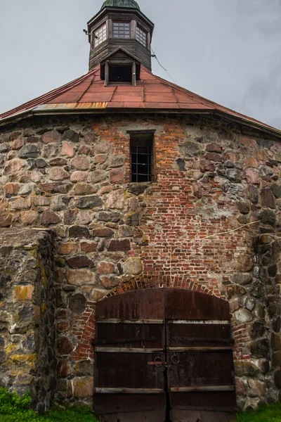 Gamla och antika sten fästning Korela.The staden av Priozersk.Russia.Huge utfärda utegångsförbud för i en stenmur. — Stockfoto