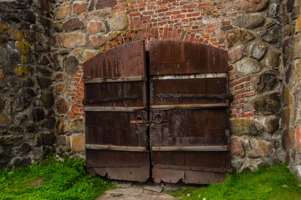 Antigua y antigua fortaleza de piedra Korela.La ciudad de Priozersk.Russia.Enorme puerta en una pared de piedra . — Foto de Stock