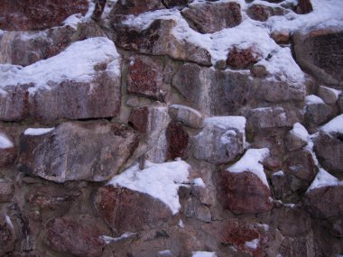 Taştan bir duvar parçası. Texture.Old ve eski taş kale Korela. Priozersk.Russia.Winter,snow kasaba sürüklenir.