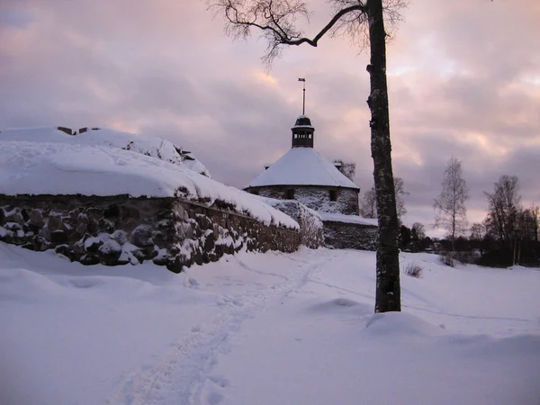 古いと古代の石要塞 Korela。町の Priozersk.Russia.Winter,snow ドリフト. — ストック写真