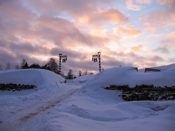 Gamla och antika sten fästning Kexholms. Stad av Priozersk.Russia.Winter,snow drivorna. — Stockfoto