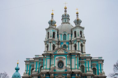 Cathedral St. Petersburg,Russia.The tapınağında bulutlu havalarda beyaz sütun ve dekor ile mavi.