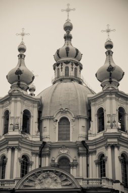 Cathedral St. Petersburg,Russia.The tapınağında bulutlu havalarda beyaz sütun ve dekor ile mavi.