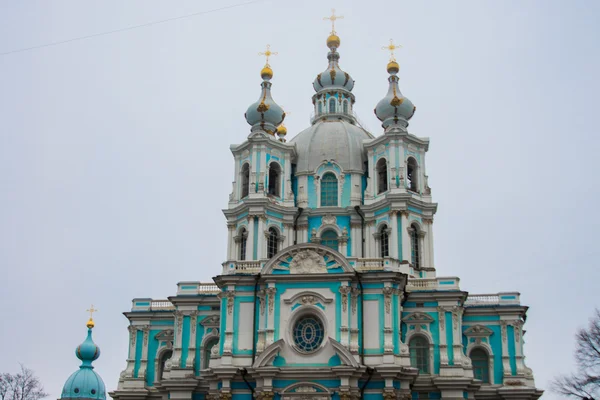 Catedral en tiempo nublado en San Petersburgo, Rusia.El templo es azul con columnas blancas y decoración . — Foto de Stock