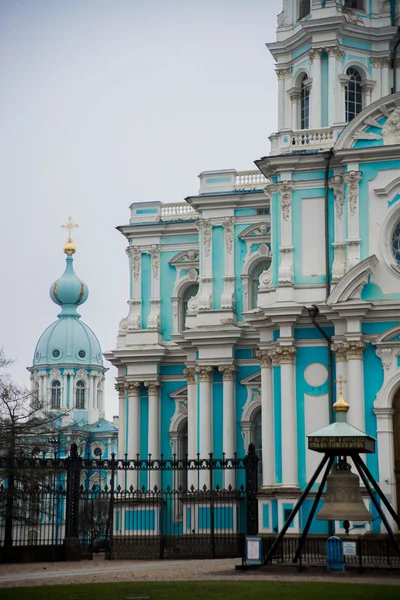 Собор в пасмурную погоду в Санкт-Петербурге, Россия. Храм голубой с белыми колоннами и декором . — стоковое фото