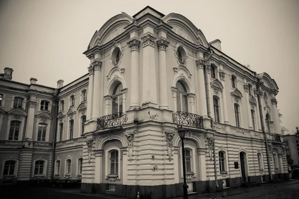 Felhős időjárás a St. Petersburg,Russia.The-templom-székesegyház pedig kék-fehér oszlopok és dekor. — Stock Fotó