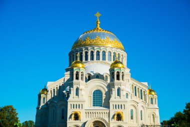 Mavi gökyüzü arka plan üzerinde deniz St. Nicholas Katedrali. Kronstadt.Russia.