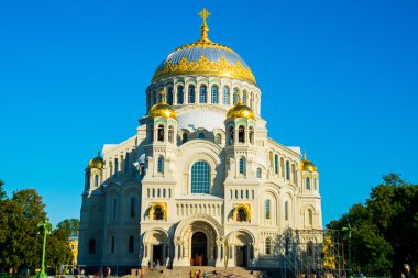 Mavi gökyüzü arka plan üzerinde deniz St. Nicholas Katedrali. Kronstadt.Russia.
