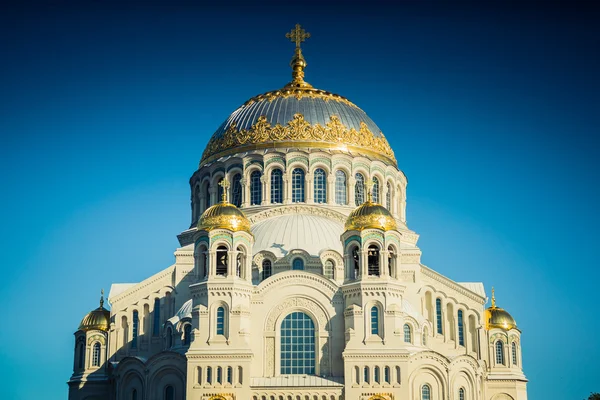 Mavi gökyüzü arka plan üzerinde deniz St. Nicholas Katedrali. Kronstadt.Russia.