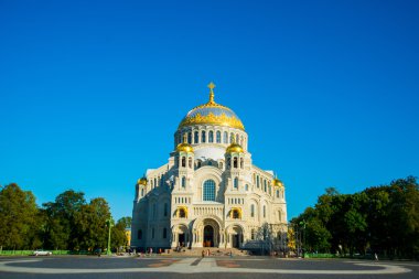 Mavi gökyüzü arka plan üzerinde deniz St. Nicholas Katedrali. Kronstadt.Russia.