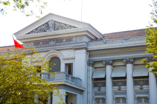 Ho Si Minh-város, Vietnam. Gia hosszú Palace, a Saigon francia gyarmati építészet, Ben Thanh piac, közelében most a Múzeum. Saigon.The autó a régi. — Stock Fotó