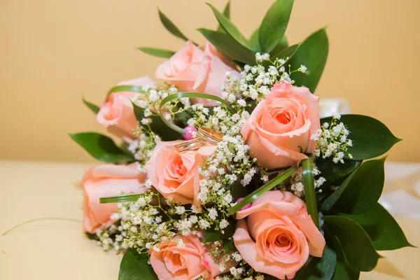 Dos anillos de boda en un ramo de rosas rosadas — Foto de Stock