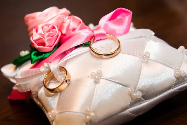 Dos anillos de boda yacen en la almohadilla — Foto de Stock