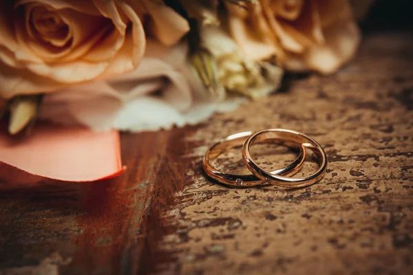 두 개의 결혼 반지와 오렌지와 흰색 장미 꽃다발. — 스톡 사진