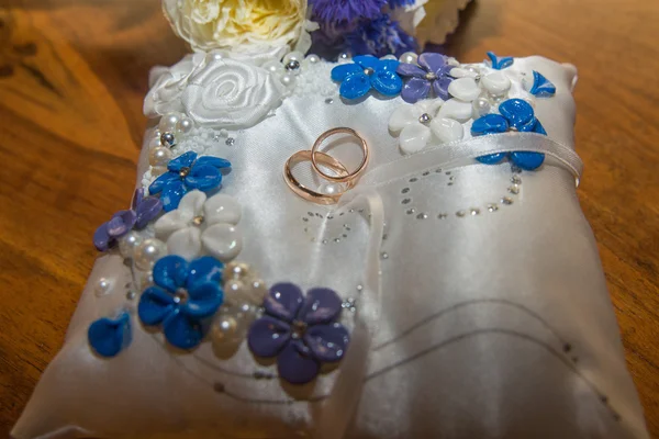 Dos anillos de boda yacen en la almohada . — Foto de Stock