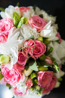 İki Alyans, kırmızı gül