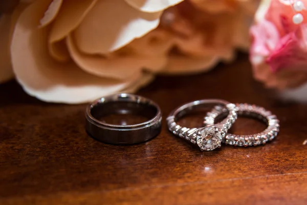 Snubní prsteny, červené květy — Stock fotografie