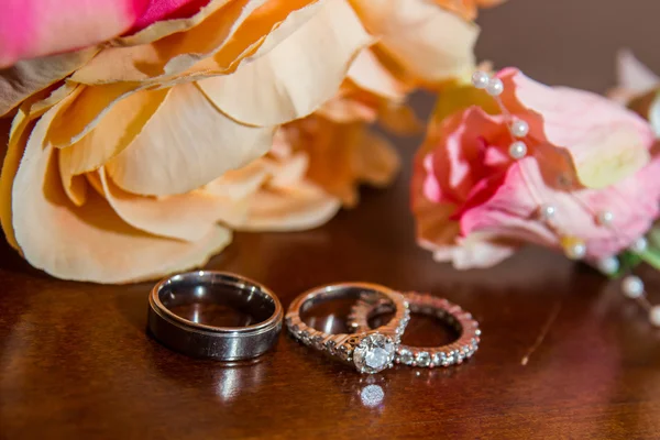 结婚戒指，红色的花朵 — 图库照片