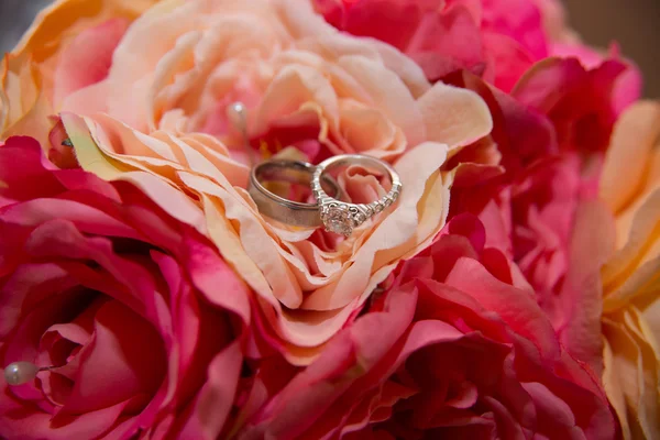 Anillos de boda, flores rojas — Foto de Stock