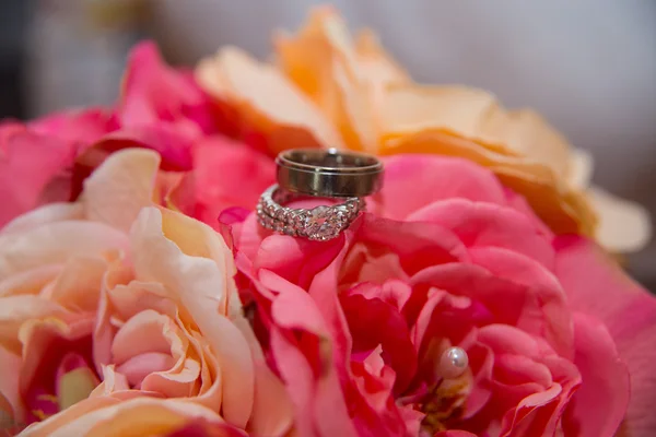 결혼 반지, 빨간 꽃 — 스톡 사진