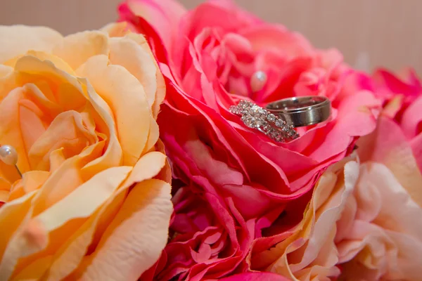 Wedding rings, red flowers — Stock Photo, Image