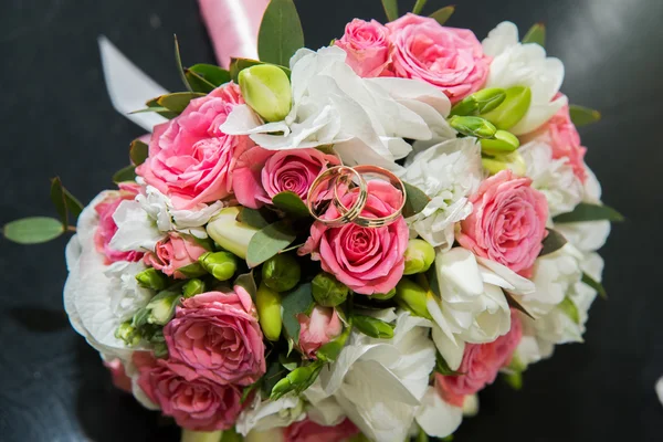 Dos anillos de boda, rosas rojas —  Fotos de Stock
