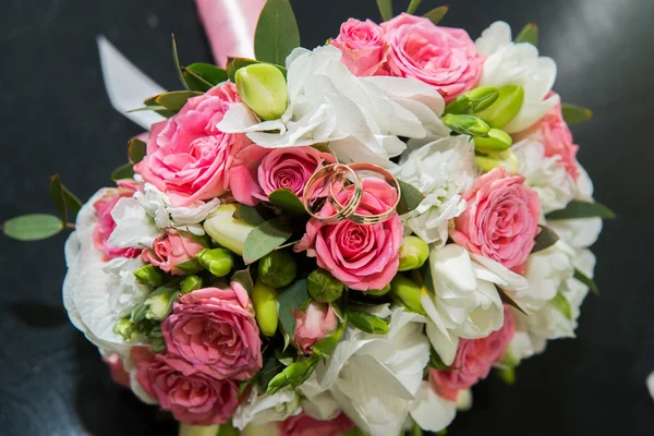 Dos anillos de boda, rosas rojas — Foto de Stock