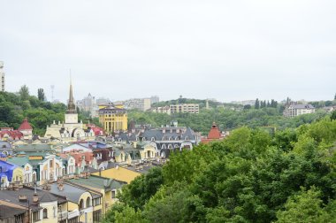 Çok renkli şehir manzaralı Kiev yeşil ağaçların arasında.