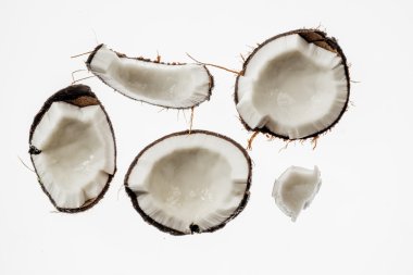 Beyaz izole kırık ham olgun hindistan cevizi