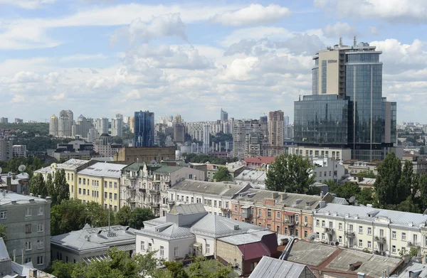 Vista da cidade em Kiev. Distrito de negócios com edifício alto — Fotografia de Stock